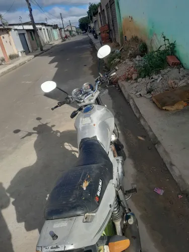 Moto muito boa pra quem trabalha na zona rural até mesmo em em pista