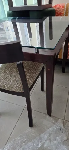 Mesa  de madeira com tampo de vidro e 4 cadeiras estofadas