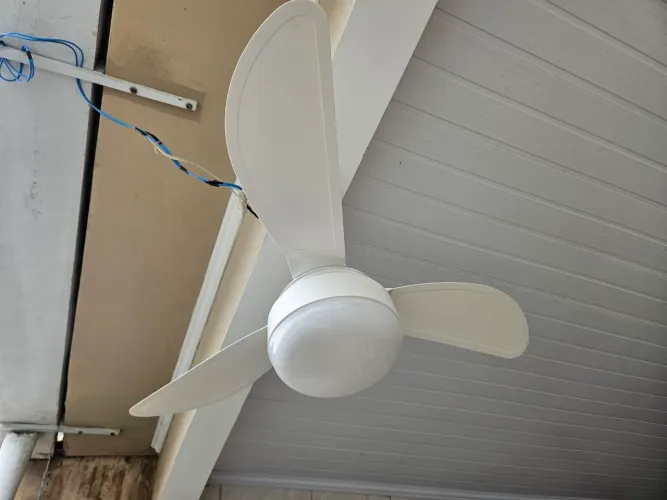 Ventilador de teto usado funcionando