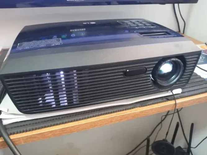 Vendo projetor LG modelo BS275 com áudio embutido