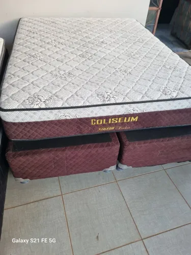 Cama Box Queen size colchão molas enssacadas muito bem conservada ENTREGO