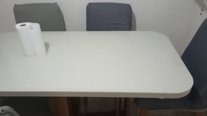 Vendo mesa de seis cadeiras