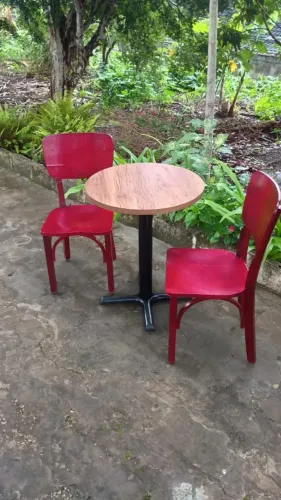 Conjunto de Mesa Redonda ou Quadrada Della Bruna com 02 cadeiras de madeira.