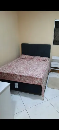 Cama box casal com base em couro e cabeceira