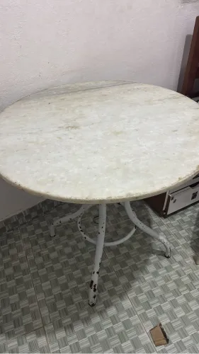 Mesa com pedra de Mármore Usada + duas cadeiras