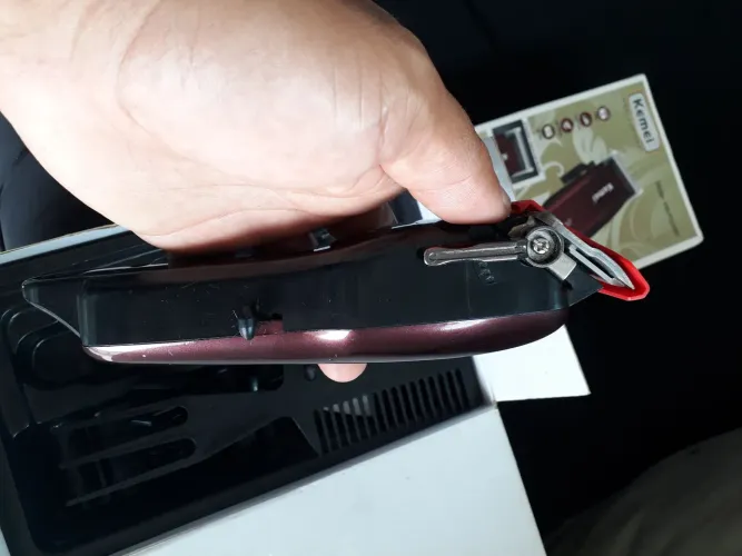 Máquina de Cortar Cabelo Kemei