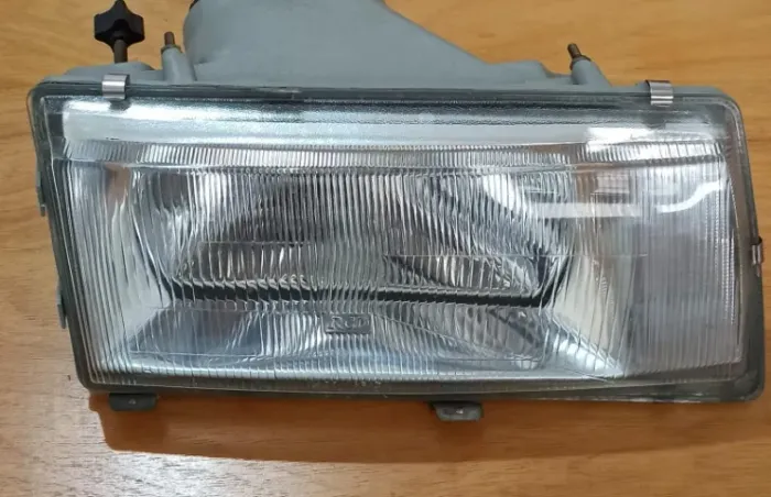 Farol Lado Direito Santana e Quantum 1991 a 1998 Marca RCD (Padrão Cibié) - Usado
