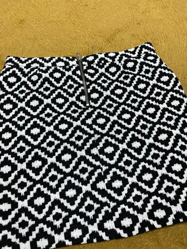 Mini saia com estampa em preto e branco