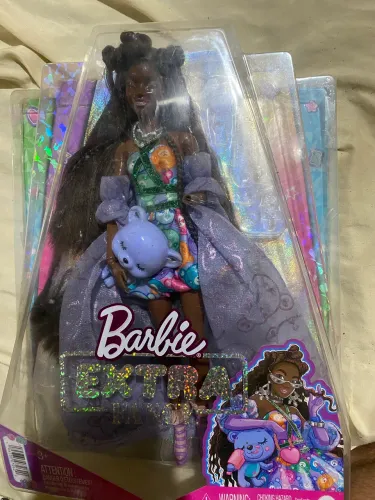 Barbie extra fancy negra contém avarias