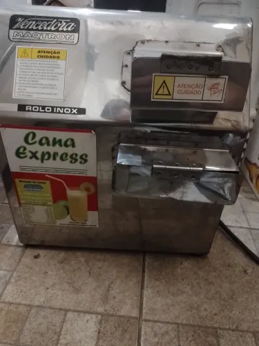 Máquina de caldo de cana elétrica.