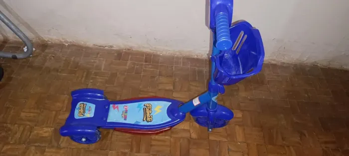 Vendo um patinete infantil