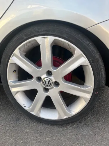 Vendo rodas aro 17 pneus perfil 205/40 aceito troca em rodas aro 15 da vw origina 