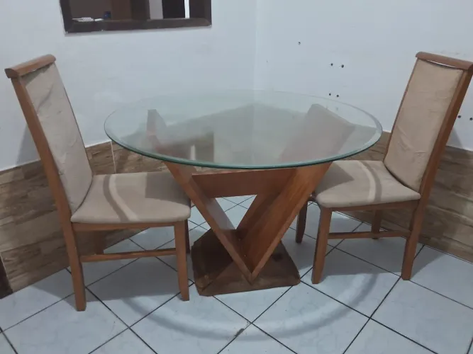 Mesa com duas cadeiras