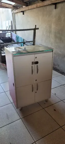 Armário Expositor com Vidro Vermelho e Cinza