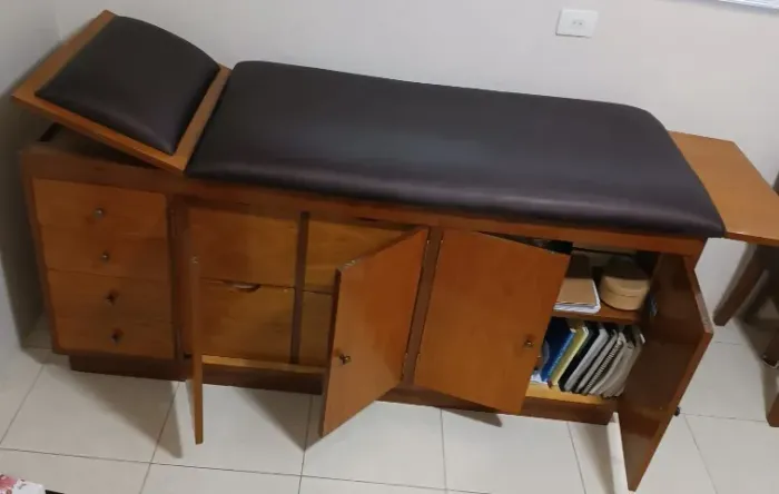 DIVÃ PARA MÉDICOS - em madeira maciça, freijó, com 4 gavetas, 4 ficheiros e estante