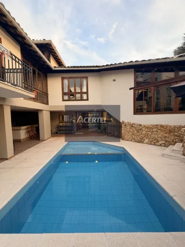 Casa de condomínio, da rede UBÁ, 5 quartos sendo 1 suíte master, piscina, churrasqueira, a