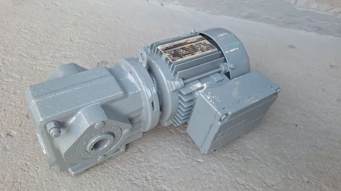 Motoredutor trifásico 0.25 cv redução 1/144. Rotação 5 voltas.