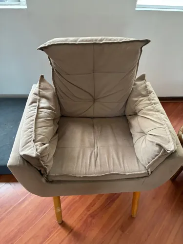 Poltrona Decorativa Super Confortável com Pés de Madeira