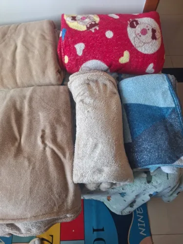 Vendo combo com várias cobertas e colchas de cama casal e solteiro