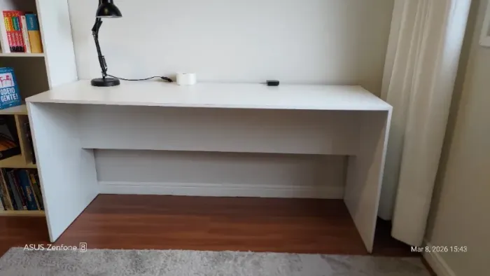 Mesa de escritório branca em MDF