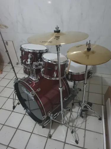 Bateria acústica completa muito nova (usada apenas 4x) sem oxidação + 5 pratos e estantes