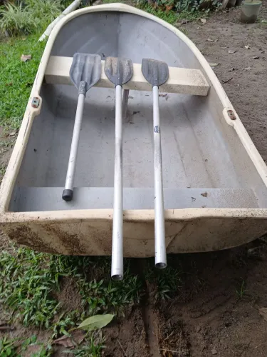 Vendo esse barco! Bem conservado com três remos, pouco tempo de uso, com material bom .000