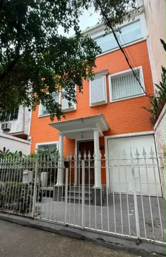 Casa para aluguel possui 434 metros quadrados com 8 quartos