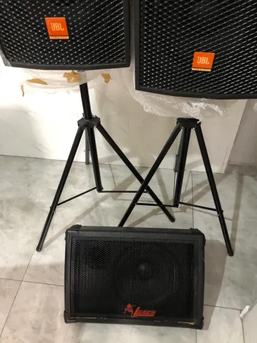 Caixas de som+Retorno de palco.
