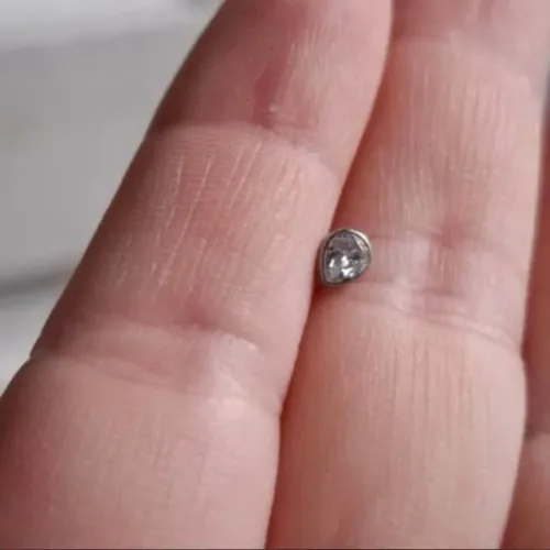 Topo Micrordemal em Gota Zirconia Titânio (serve para Labret)