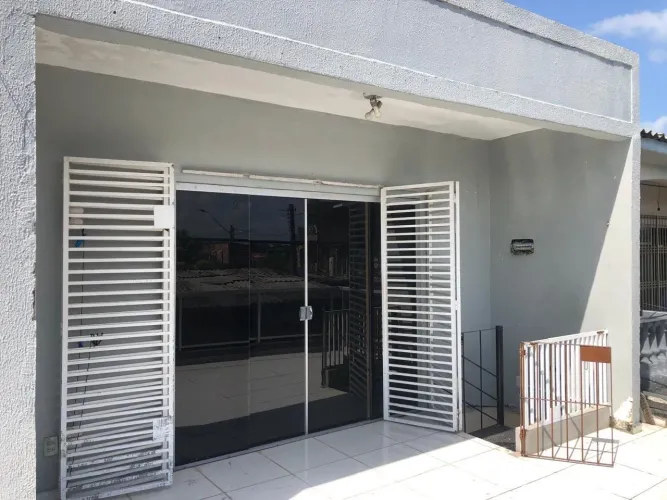 Casa com Varanda, 1 Sala, 2 Quartos com varanda, 1 cozinha e 1 Área de serviço.