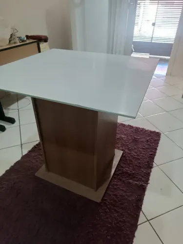Mesa de jantar 4 lugares ,sem as cadeiras 