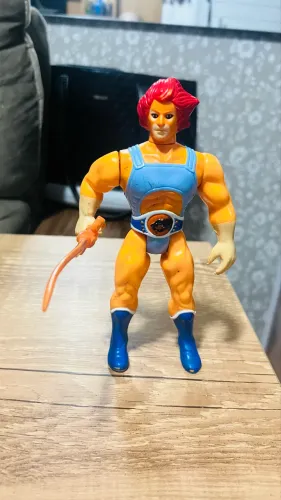 Boneco Lyon Thundercats com movimento do braço ok , espada necessita reparos 