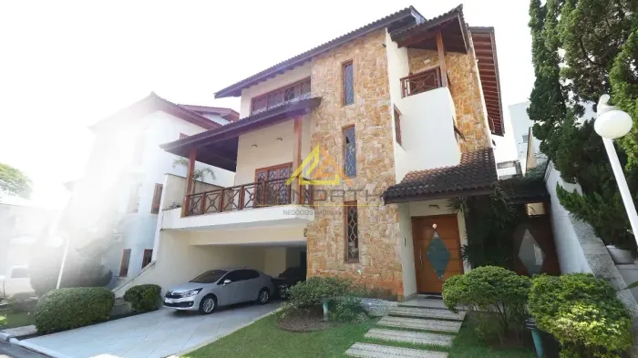 Casa no Condomínio Residencial Chácara Francesa, 5 dormitórios e 6 vagas.