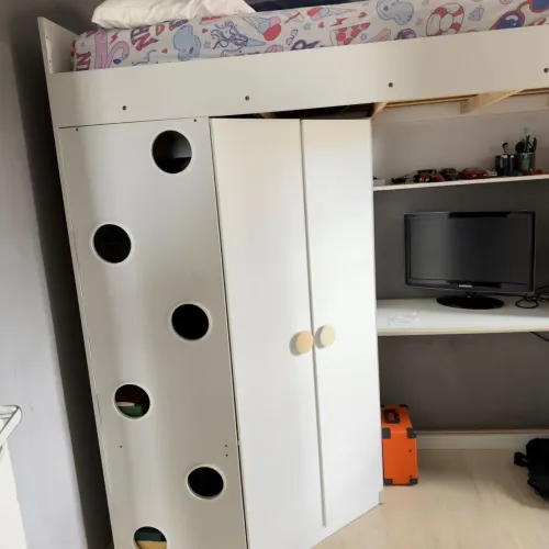Guarda roupa com cama