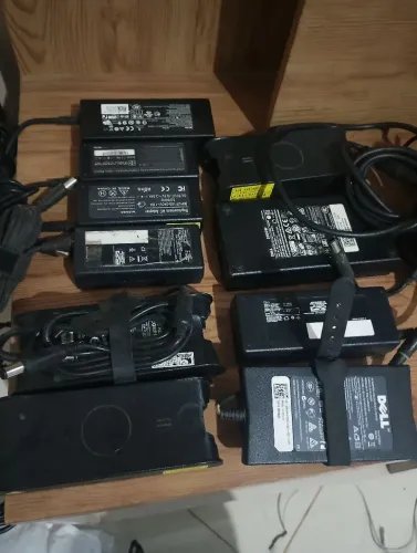 10 carregadores para notebook Dell antigo