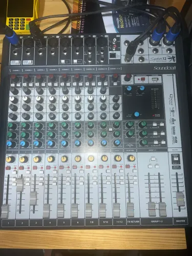 Mesa de som soundcraft signature 12