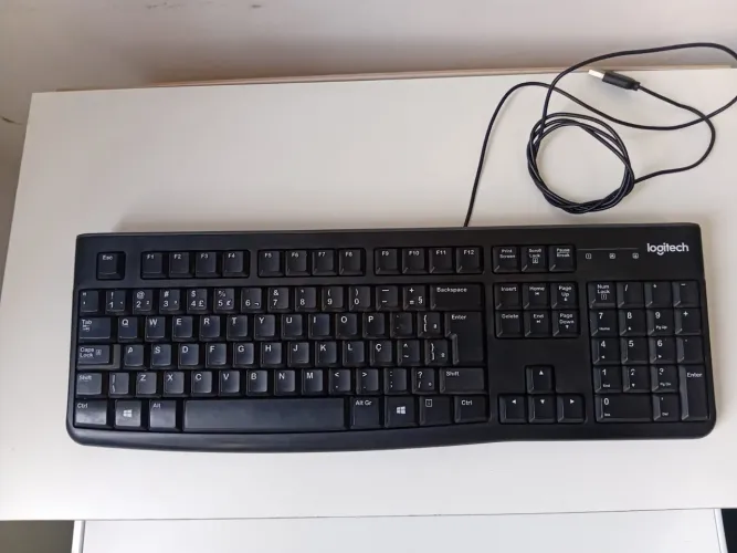 Kit com 4 Teclados Usados + Teclado HP de Brinde