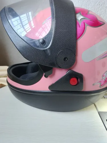 Capacete usado poucas vezes marcas de estar guardado 