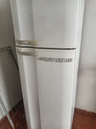Geladeira a venda mais rápido possível geladeira está em bom estado funciona