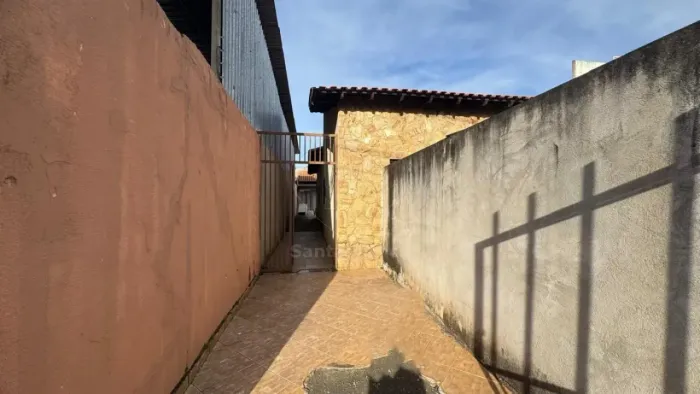Casa de fundos para alugar na Zona Leste de Londrina com 1 dormitório