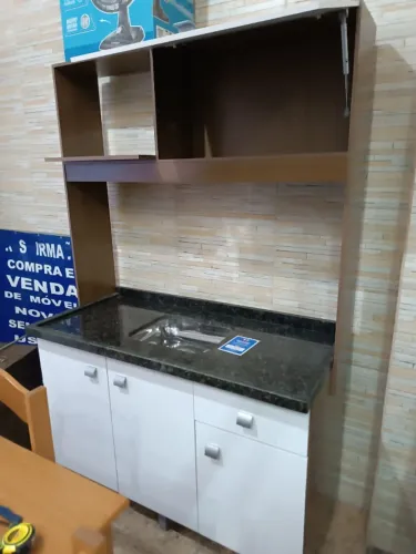 Armário de cozinha com tampo de granito embutido