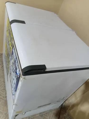 Vendo uma frizer esmalte semi nova um ano de uso funcionando tudo valor1.600