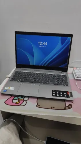 Vendo um notebook Lenovo - semi-novo