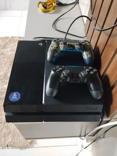 Playstation 4 com dois controels e varios jogos na mídia digital ja revisado