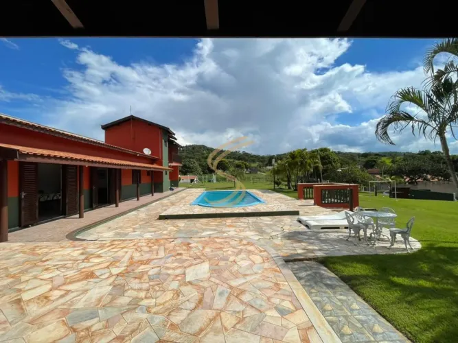 Chácara Completa a 10 Min da Cidade: 2.000m², Piscina, Campo e Poço Artesiano