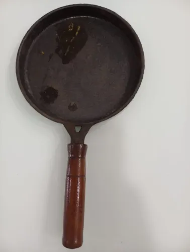 Frigideira de ferro antiga vintage