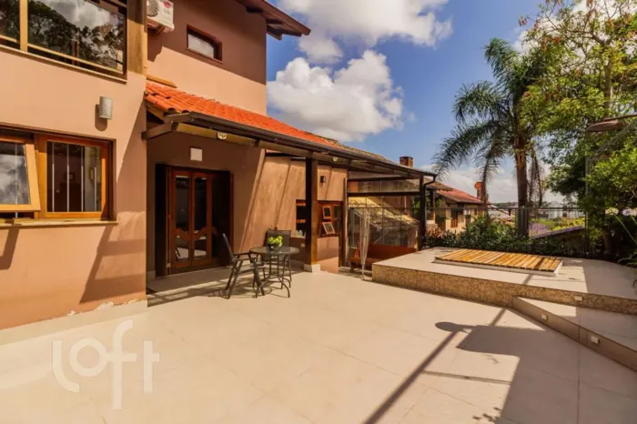 Casa à venda em Vila Nova com 260 m², 3 quartos, 1 suíte, 3 vagas