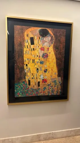Quadro "O Beijo" , Gustav Klimt, 143cm x 113 cm, moldura dourada com vidro (Van Gogh BH)