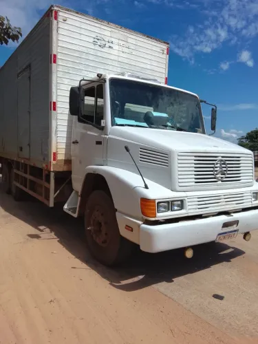 CAMINHÃO TRUCADO BAÚ