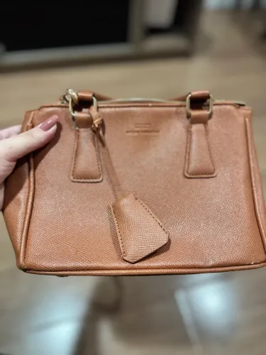 Bolsa feminina marrom/caramelo, elegante e versátil
